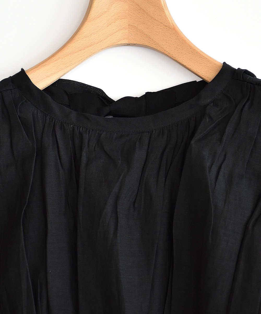 Back Ribbon Gather Blouse（Black） <img class='new_mark_img2' src='https://img.shop-pro.jp/img/new/icons1.gif' style='border:none;display:inline;margin:0px;padding:0px;width:auto;' />
