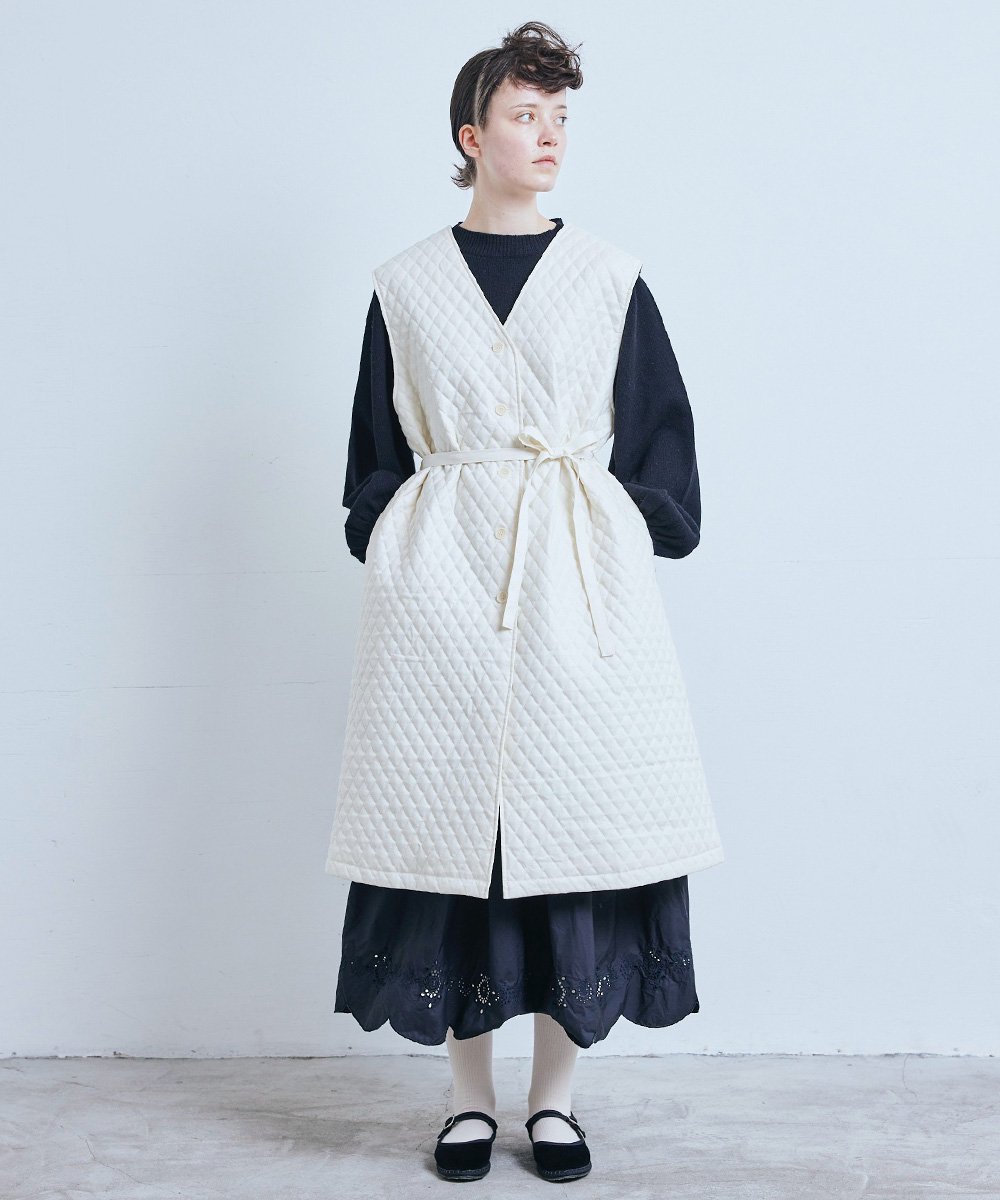 COATING LINEN QUILT NO SLEEVE COAT（コーティングホワイト） <img class='new_mark_img2' src='https://img.shop-pro.jp/img/new/icons1.gif' style='border:none;display:inline;margin:0px;padding:0px;width:auto;' />