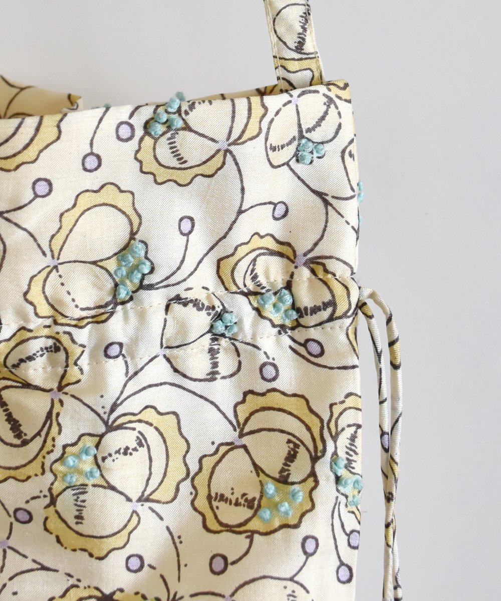 Embroidery Drawstring Shoulder BagEcru<img class='new_mark_img2' src='https://img.shop-pro.jp/img/new/icons1.gif' style='border:none;display:inline;margin:0px;padding:0px;width:auto;' />