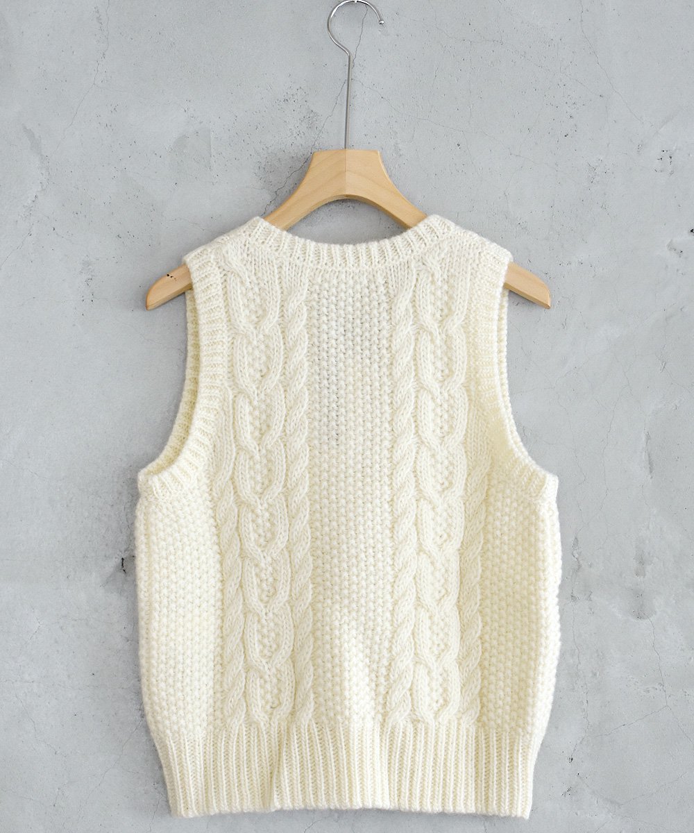 <img class='new_mark_img1' src='https://img.shop-pro.jp/img/new/icons1.gif' style='border:none;display:inline;margin:0px;padding:0px;width:auto;' />Cable Knit Vestʥ