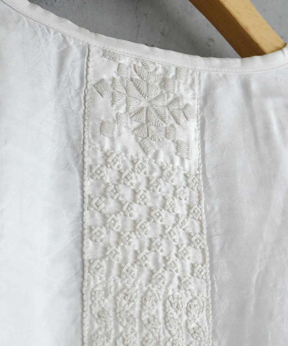 Embroidery Cache-couer BlouseB.White<img class='new_mark_img2' src='https://img.shop-pro.jp/img/new/icons1.gif' style='border:none;display:inline;margin:0px;padding:0px;width:auto;' />