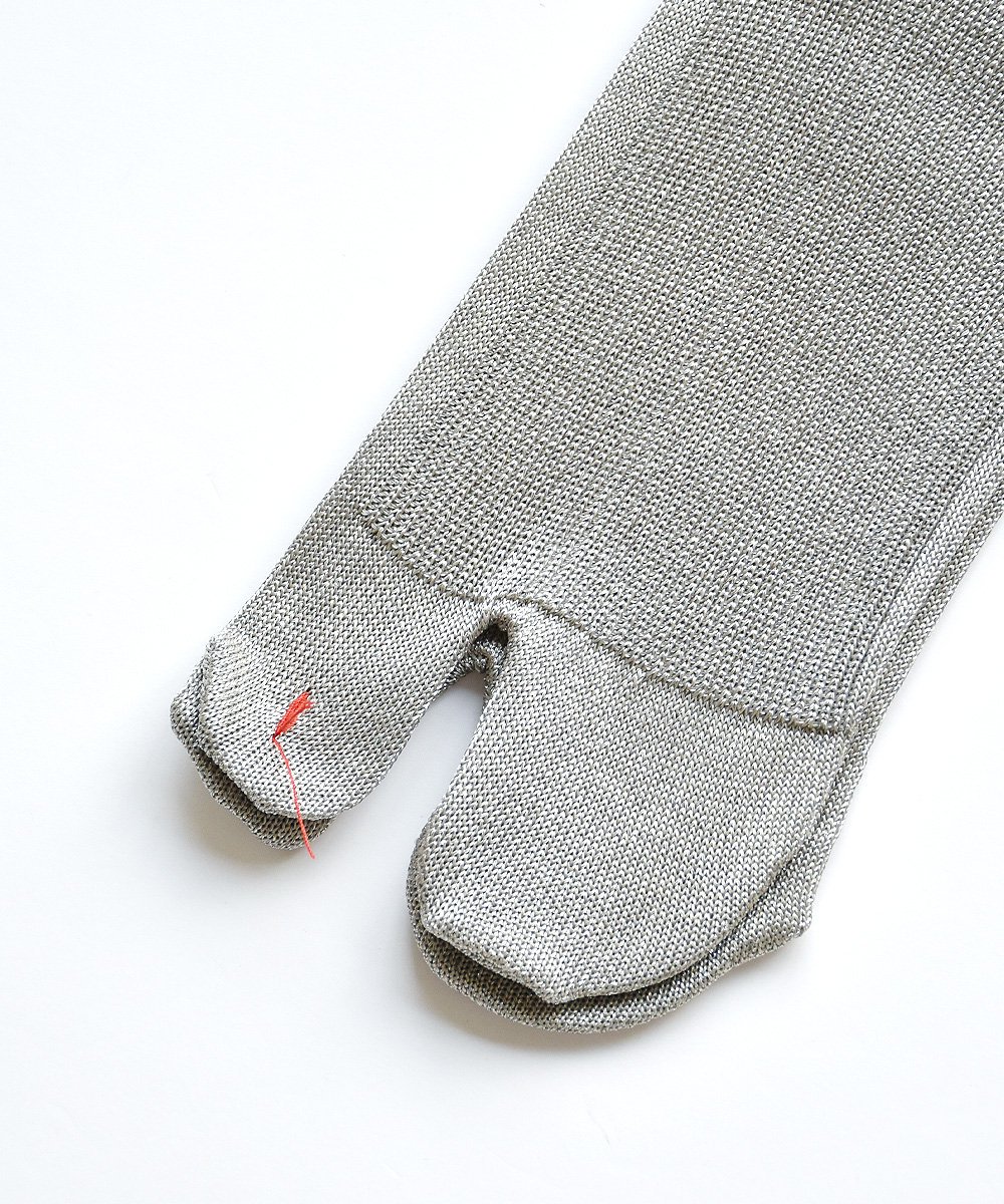 NEW CLASSIC / glitter ribbed tabi socks<img class='new_mark_img2' src='https://img.shop-pro.jp/img/new/icons1.gif' style='border:none;display:inline;margin:0px;padding:0px;width:auto;' />