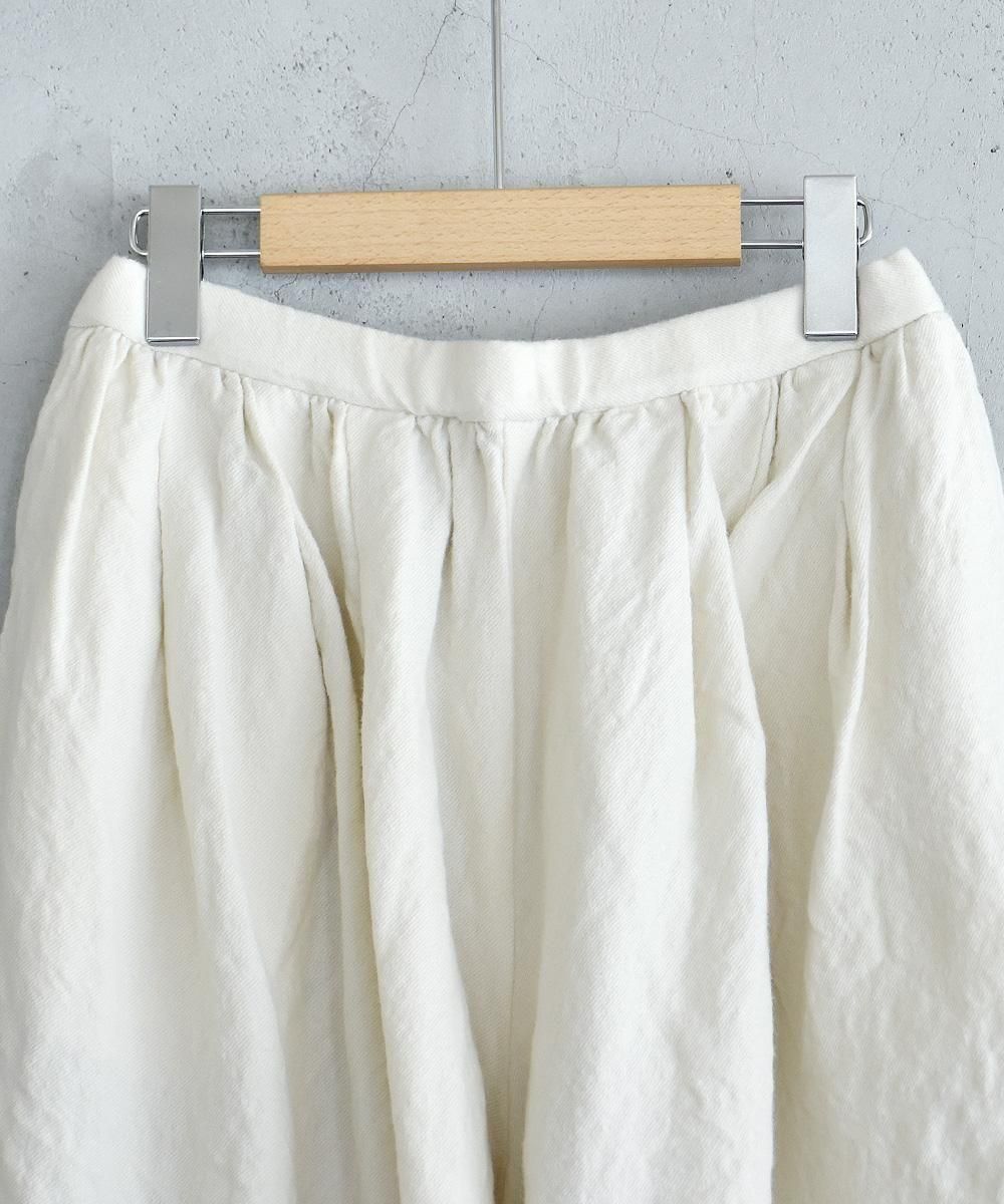 ROBE de PEAU / CAMILLE WOOL TUCK PANTSWHITE<img class='new_mark_img2' src='https://img.shop-pro.jp/img/new/icons1.gif' style='border:none;display:inline;margin:0px;padding:0px;width:auto;' />