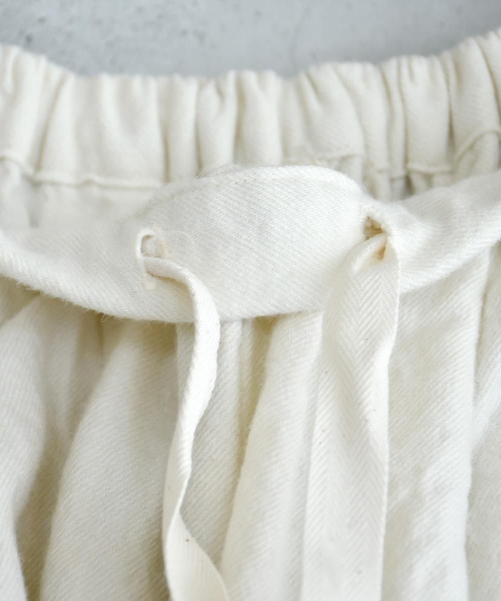 ROBE de PEAU / CAMILLE WOOL TUCK PANTSWHITE<img class='new_mark_img2' src='https://img.shop-pro.jp/img/new/icons1.gif' style='border:none;display:inline;margin:0px;padding:0px;width:auto;' />