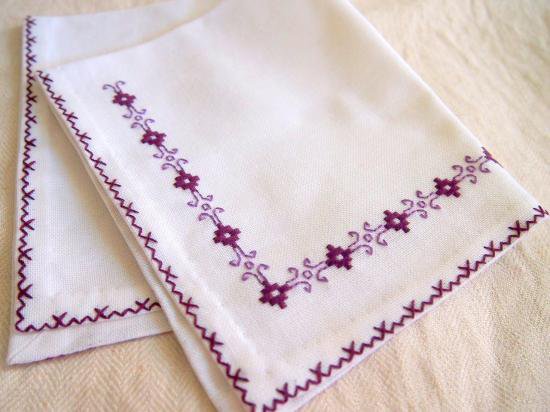 手刺繍のスウェーデン刺繍飾りのコットン製ナプキン - Marica Design& Vintage