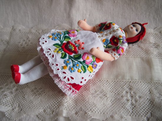 ハンガリー民族衣装の人形 赤の手刺繍のエプロンドレス姿 - Marica