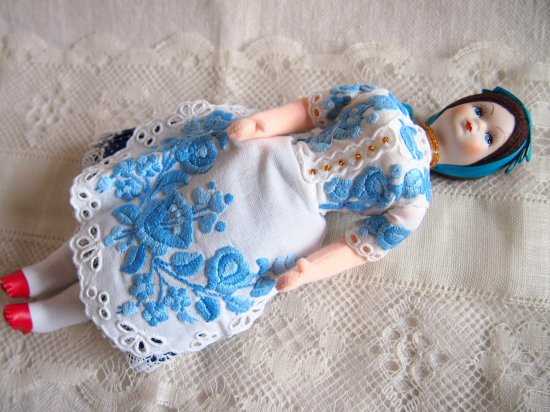 ハンガリー民族衣装の人形 青の手刺繍のエプロンドレス姿 - Marica 