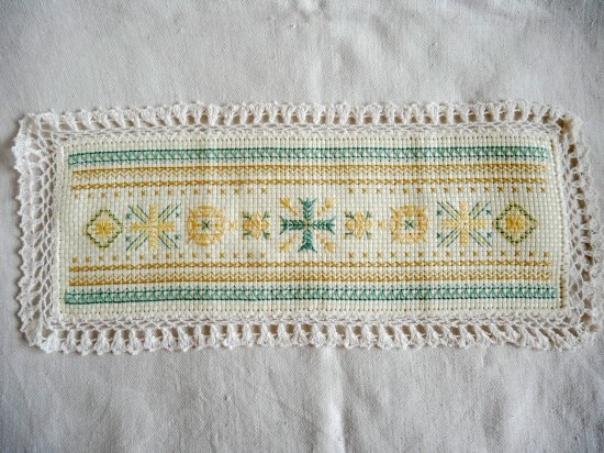 スウェーデン刺繍のハンドメイド テーブルセンター／飾り布 - Marica 