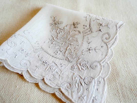 百合の花　コーナーと縁に刺繍飾り　スワトー刺繍ハンカチ - Marica Design& Vintage