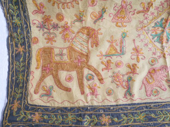 インドのヴィンテージ コットンクロス チェーンステッチ刺繍の飾り布