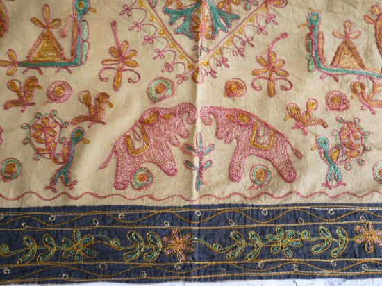 インドのヴィンテージ コットンクロス チェーンステッチ刺繍の飾り布 