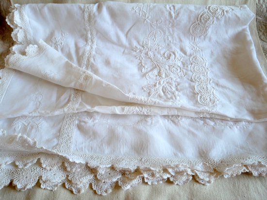 白のリネン＆コットンレース 花の白刺繍飾り 大判テーブルクロス