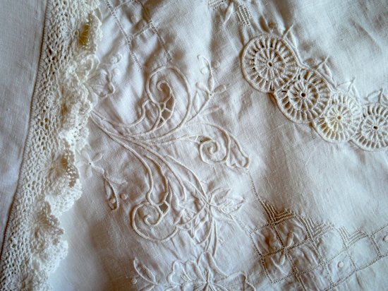 白のリネン＆コットンレース 花の白刺繍飾り 大判テーブルクロス - Marica Designu0026 Vintage