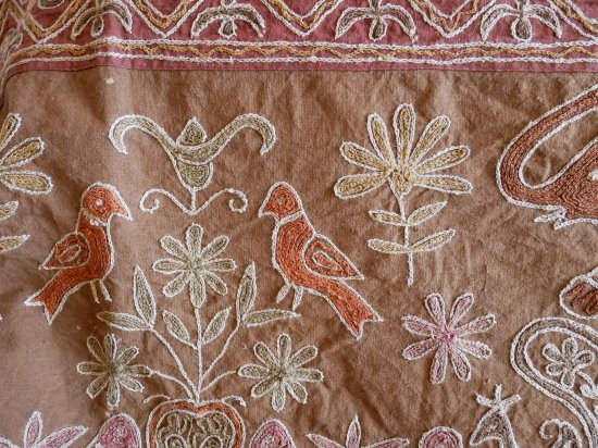 インド手工芸品 大判ヴィンテージ刺繍布 動物と花草模様 - Marica