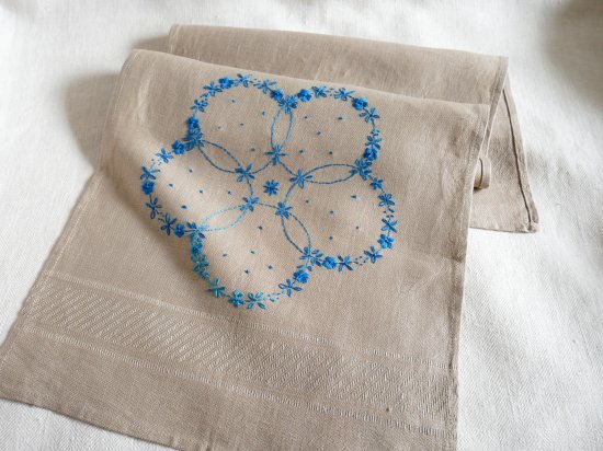 花の手刺繍飾り リネンクロス スウェーデンの刺繍パターン／ ブルー 