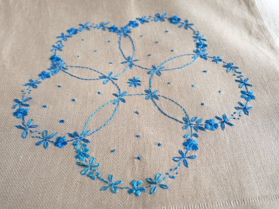 花の手刺繍飾り リネンクロス スウェーデンの刺繍パターン／ ブルー 