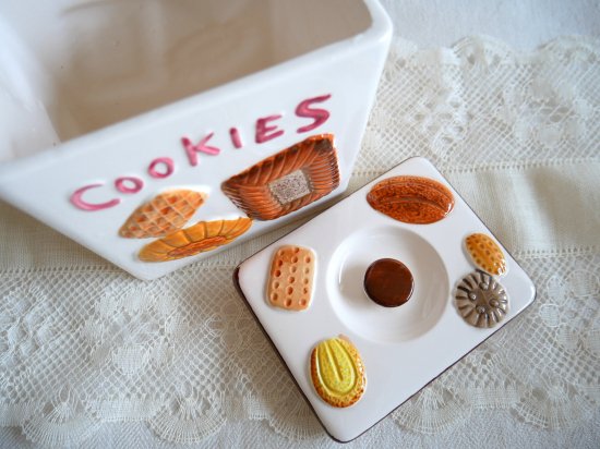 籐のハンドル付き クッキー柄のクッキー・ジャー 陶器製 - Marica 