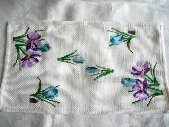 アイリスの花のクロスステッチ刺繍飾り ヴィンテージ刺繍作品 - Marica 