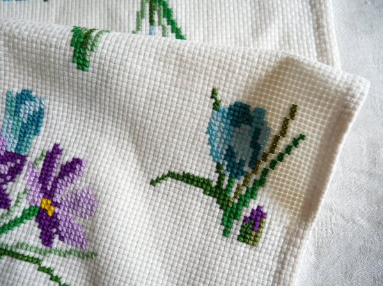 アイリスの花のクロスステッチ刺繍飾り ヴィンテージ刺繍作品 - Marica 