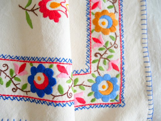 花々のハンガリー刺繍 手刺繍の飾り布 テーブルマット - Marica Designu0026 Vintage