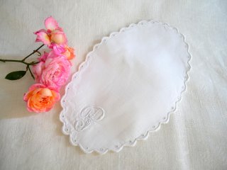 ヨーロッパのヴィンテージリネン　Pのモノグラム　白刺繍のリネン飾り布