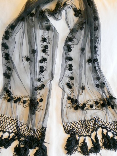 黒のチュールにビーズとクロッシェレースの花飾り　ストール - Marica Design& Vintage