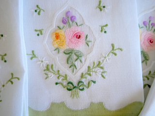 小花とバラの手刺しゅう飾り　リネンのティータオル　5枚セット