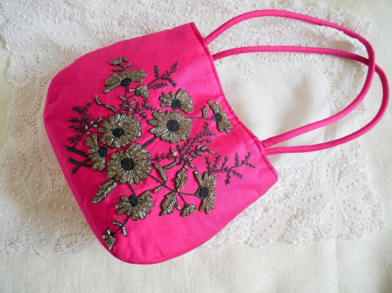 フーシャピンク色サテン製 ビーズのフローラル・インド刺しゅう飾り スモールバッグ - Marica Design＆Vintage マリカ