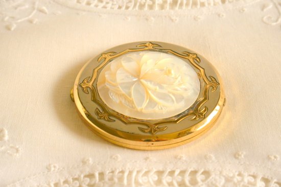 白蝶貝（マザーオブパール）バラのレリーフ飾り コンパクトケース
