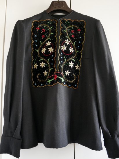 ヨーロッパ民族衣装／黒のウールに刺しゅう飾りのブラウス／スイス・チロル地方　 - Marica Design& Vintage