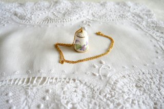 日本製【Noritake】 陶磁器製スミレの絵柄　シンブル（ゆびぬき）を飾ったネックレスペンダント