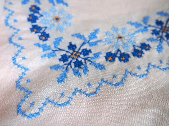 青の花々 クロスステッチの正方形テーブルクロス - Marica Design& Vintage