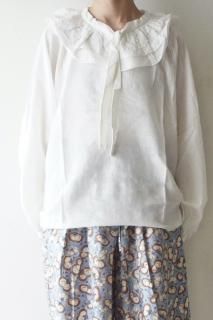 <img class='new_mark_img1' src='https://img.shop-pro.jp/img/new/icons13.gif' style='border:none;display:inline;margin:0px;padding:0px;width:auto;' />BUNON Frill Flare Blouse (B.White)
