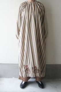 <img class='new_mark_img1' src='https://img.shop-pro.jp/img/new/icons13.gif' style='border:none;display:inline;margin:0px;padding:0px;width:auto;' />BUNON Embroidery Back Ribbon DressBeige

