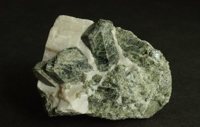 ダイオプサイド Diopside on Calcite