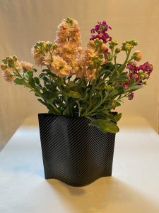 black curved stripe relief vase / 黒いストライプのレリーフ花器