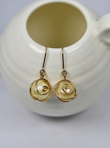 white pearl hook earring medium size/ ホワイト巻パール のフックピアス Mサイズ