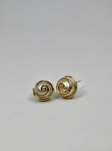 white pearl earring medium size / ホワイト巻パール のポストピアス Mサイズ