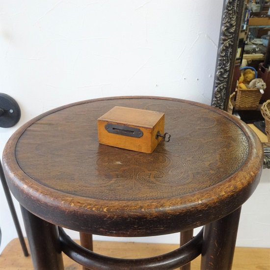イギリス ヴィンテージ とても小さな木製金庫 貯金箱 鍵付き - drop 