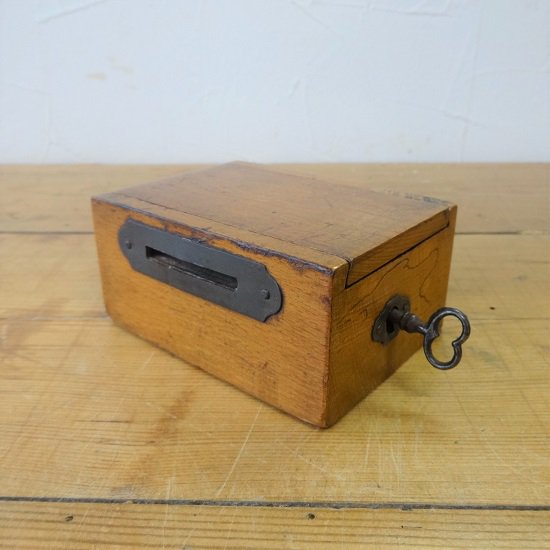 イギリス ヴィンテージ とても小さな木製金庫 貯金箱 鍵付き - drop