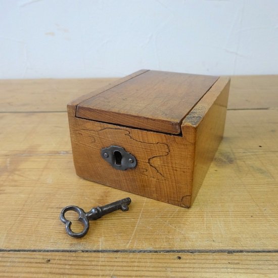 イギリス ヴィンテージ とても小さな木製金庫 貯金箱 鍵付き - drop
