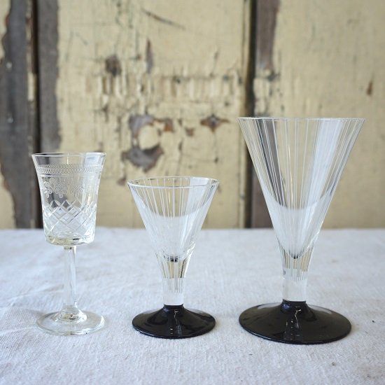 イギリス　ヴィンテージ　リキュールグラス　脚付　カットガラス　エッチング　小花柄　残り２個 - drop antiques ドロップアンティークス  アンティーク家具と雑貨