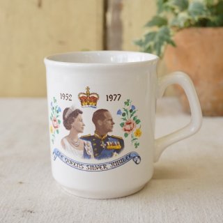 イギリス　ヴィンテージ　コロネーションマグ　エリザベス女王　シルバージュビリー　マグカップ　１９７７年　22112514