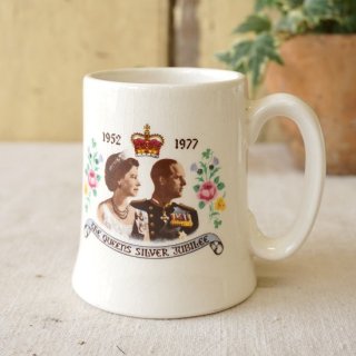 イギリス　ヴィンテージ　コロネーションマグ　エリザベス女王　シルバージュビリー　マグカップ　１９７７年　22112515