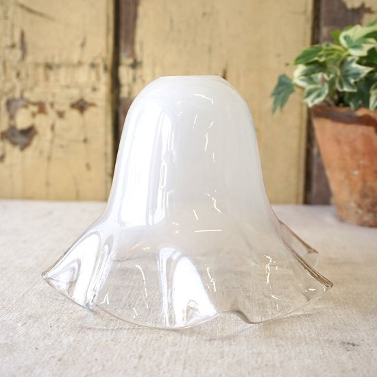 フランス　アンティーク　ミルクガラス　小ぶりなフリルシェード　１３．５cm - drop antiques ドロップアンティークス  アンティーク家具と雑貨
