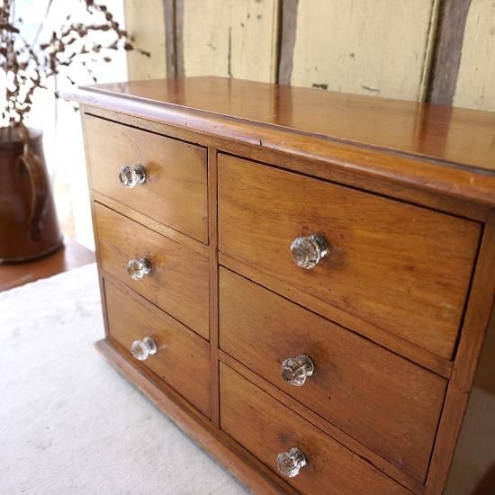 イギリス アンティーク マホガニーの6杯小引き出し ガラスつまみ