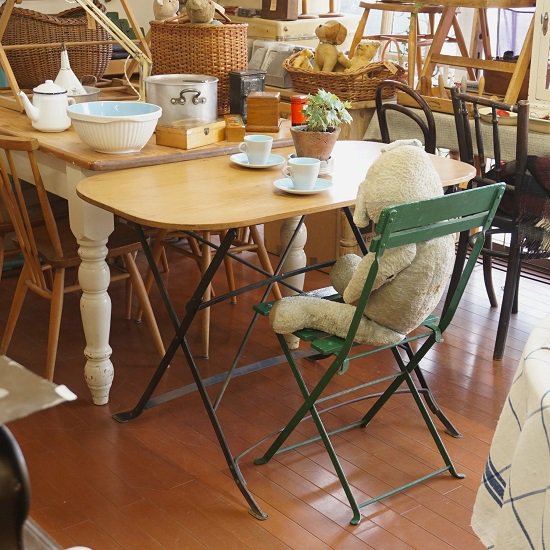 イギリス　ヴィンテージ　鉄脚の折り畳みテーブル　パイン天板　ガーデンテーブル - drop antiques ドロップアンティークス  アンティーク家具と雑貨