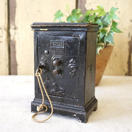 フランス　ヴィンテージ　金庫型のブリキの貯金箱　鍵有り　ブロカント - drop antiques ドロップアンティークス アンティーク家具と雑貨
