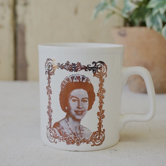 イギリス　ヴィンテージ　コロネーションマグ　マグカップ　エリザベス女王　シルバージュビリー　１９７７年　234409 - drop antiques  ドロップアンティークス アンティーク家具と雑貨