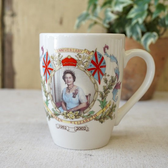イギリス　ヴィンテージ　コロネーションマグ　マグカップ　エリザベス女王　ゴールデンジュビリー　２００２年　234419 - drop antiques  ドロップアンティークス アンティーク家具と雑貨